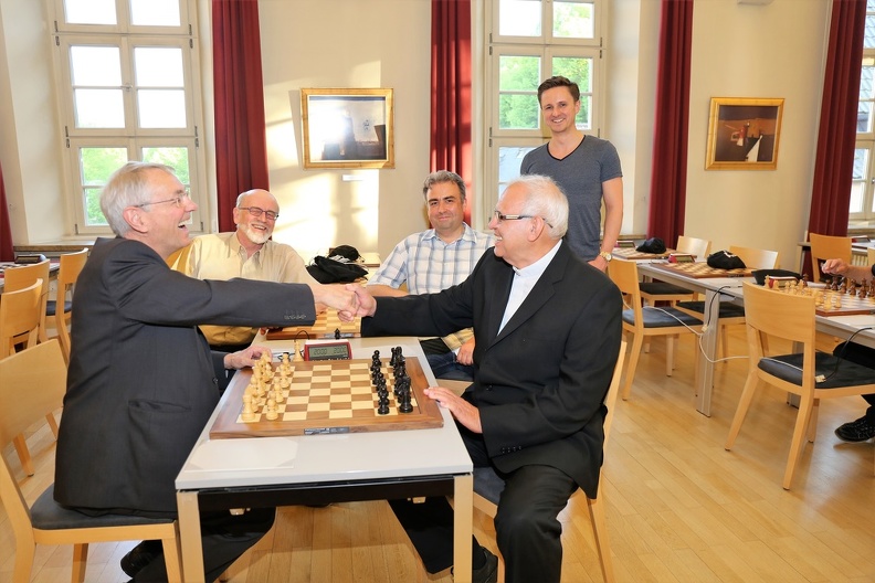 Erzbischof Ludwig Schick am Schachbrett mit Bischof Álvaro Ramazzini STEF3046.JPG