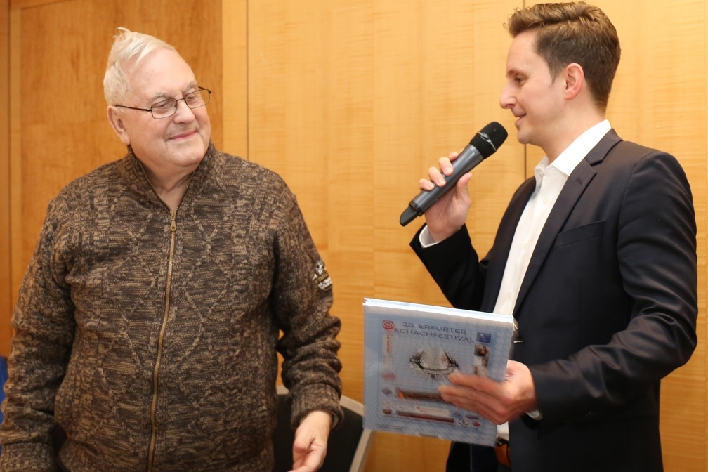 Rolf Knobling erhält Buch...