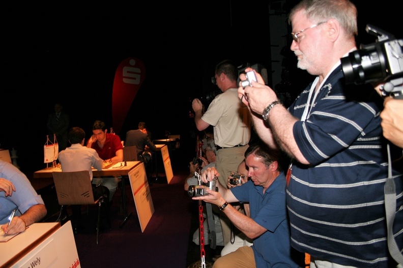Schachtickerwebmaster Franz Jittenmeier mit seiner Kamera bei der Arbeit IMG_1609.JPG