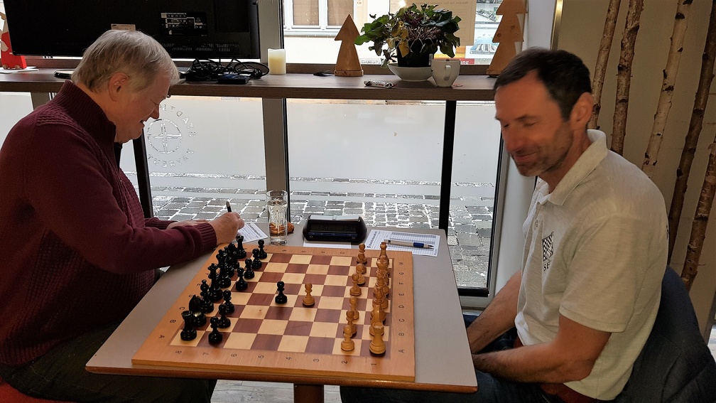 Spitzenbrett mit friedlichem Remis