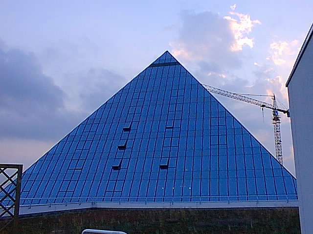 Eine außergewöhnliche Spielstätte - Pyramide Fürth Pyramide außen.jpg